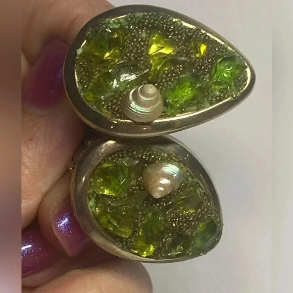 SHELL VINTAGE CLIP ON EARRINGS WITH LIME GREEN ACCENTS - Picture 9 of 9